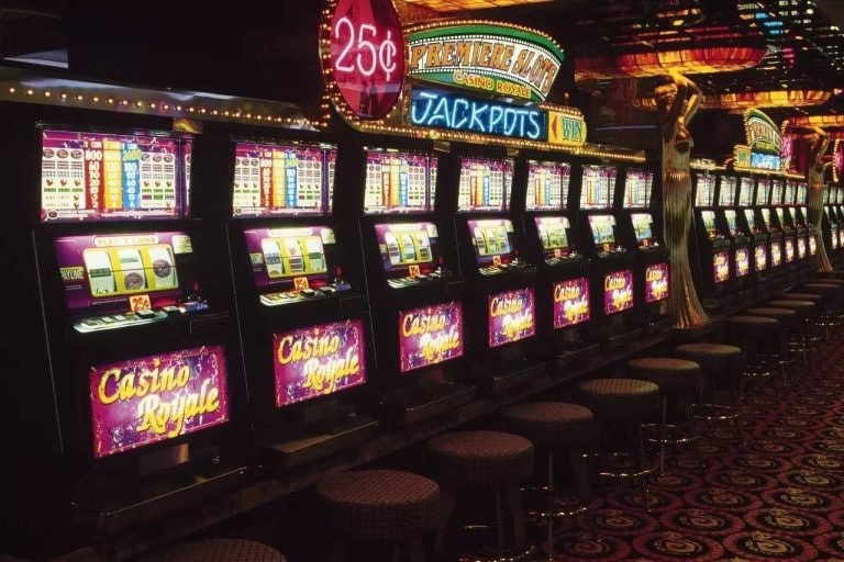 Live baccarat hand resolution and payout display